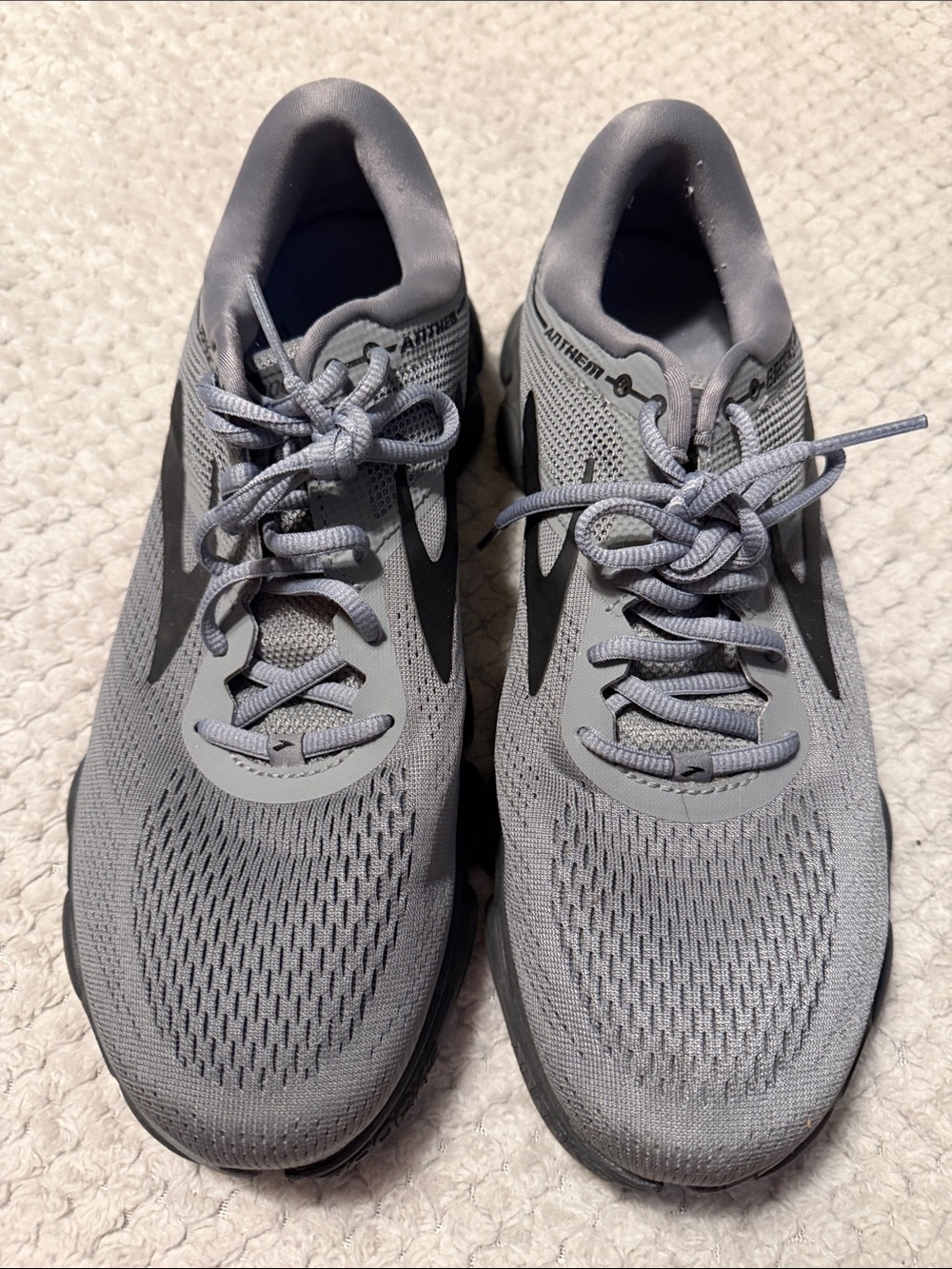 Brooks men’s 11.5 gray Running Shoe like new.